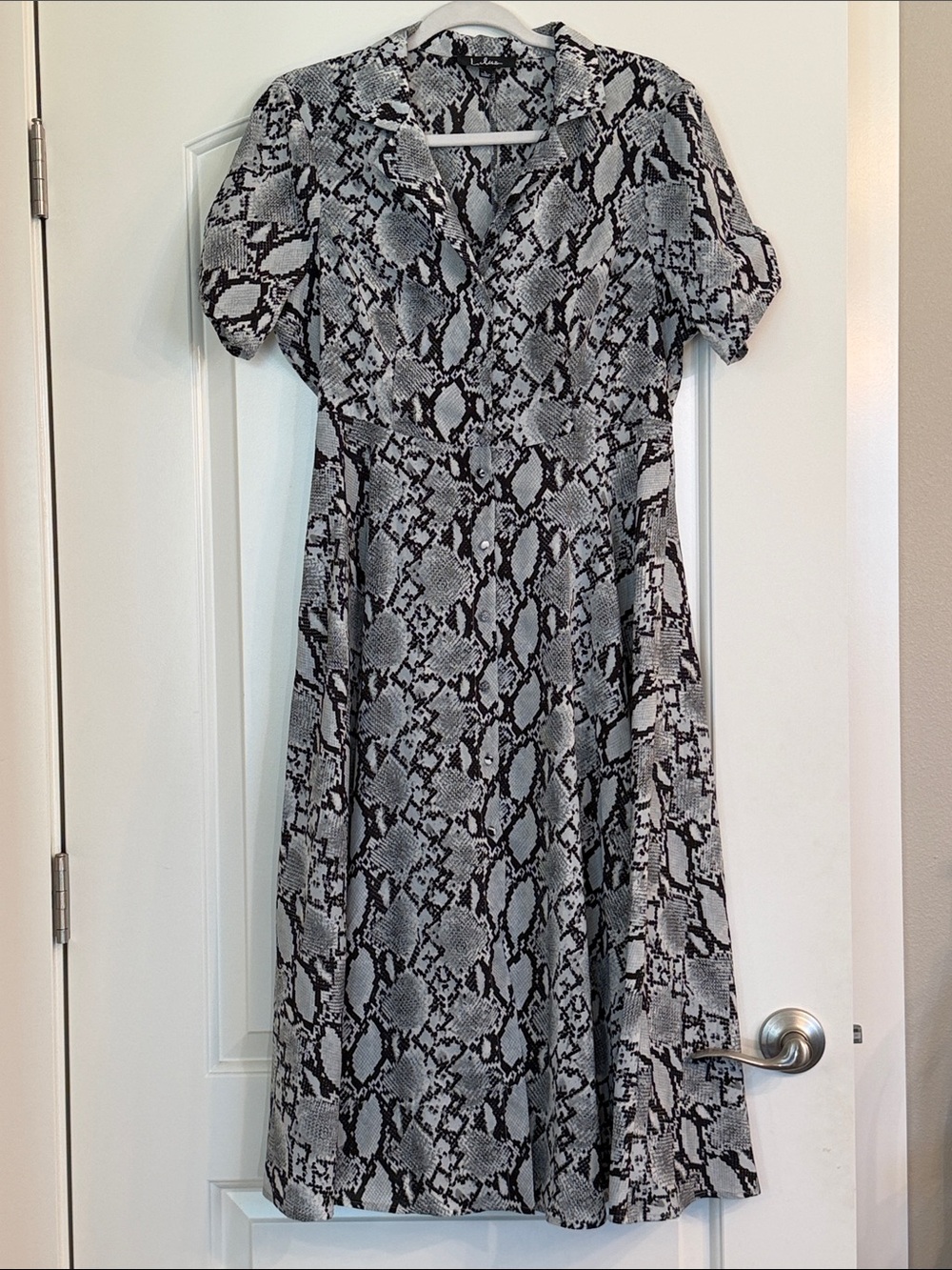 Lulus Snake Print V-Neck Midi Dress in Black & White, size Large